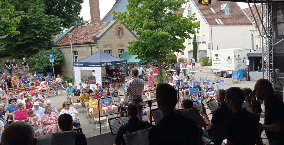 BOW-TIE Big Band auf dem Kirchplatz BOW-TIE Big Band auf dem Kirchplatz